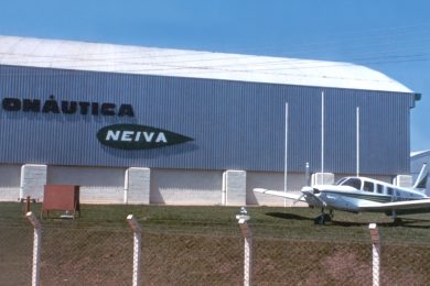 Antiga fachada da Neiva em Botucatu, com um avião da linha Piper exposto (Embraer)