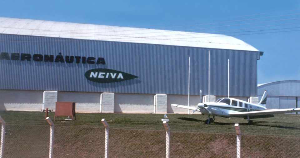 Antiga fachada da Neiva em Botucatu, com um avião da linha Piper exposto (Embraer)