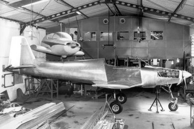 T-25 Universal no hangar de produção da Neiva, no final da década de 1960 (Embraer)