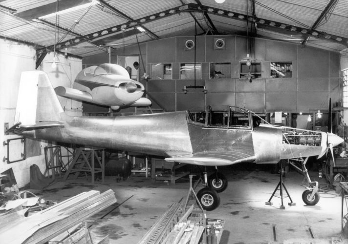 T-25 Universal no hangar de produção da Neiva, no final da década de 1960 (Embraer)