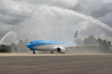O novo 737 MAX da Aerolineas Argentinas foi "batizado" no aeroporto de Ezeiza, em Buenos Aires (Divulgação)