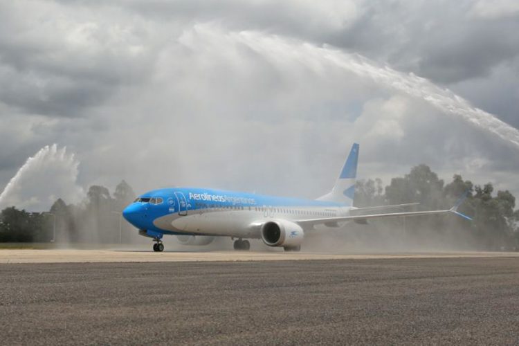 O novo 737 MAX da Aerolineas Argentinas foi "batizado" no aeroporto de Ezeiza, em Buenos Aires (Divulgação)