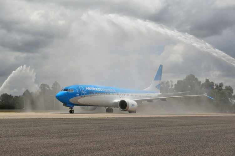 O novo 737 MAX da Aerolineas Argentinas foi "batizado" no aeroporto de Ezeiza, em Buenos Aires (Divulgação)