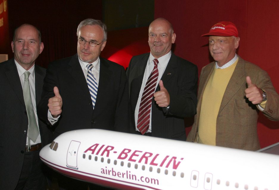 Niki Lauda, à direita, com executivos da Airbus e AirBelin (Airbus)