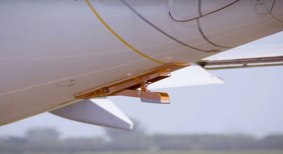 O dispositivo usado para não danificar a aeronave é uma espécie de amortecedor de impacto (Embraer)