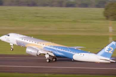O teste realizado pela Embraer serve para determinar a velocidade mínima de decolagem da aeronave (Embraer)