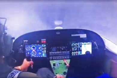 Vídeo dramático mostra avião sendo salvo por paraquedas