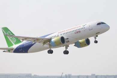 O jato chinês COMAC C919 voou pela primeira vez em maio de 2017 (Xinhua)