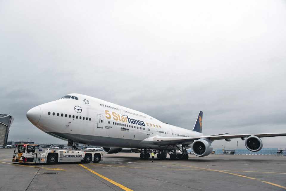 A Lufthansa celebrou a certificação da Skytrax com uma pintura especial no Boeing 737-8 (Divulgação)