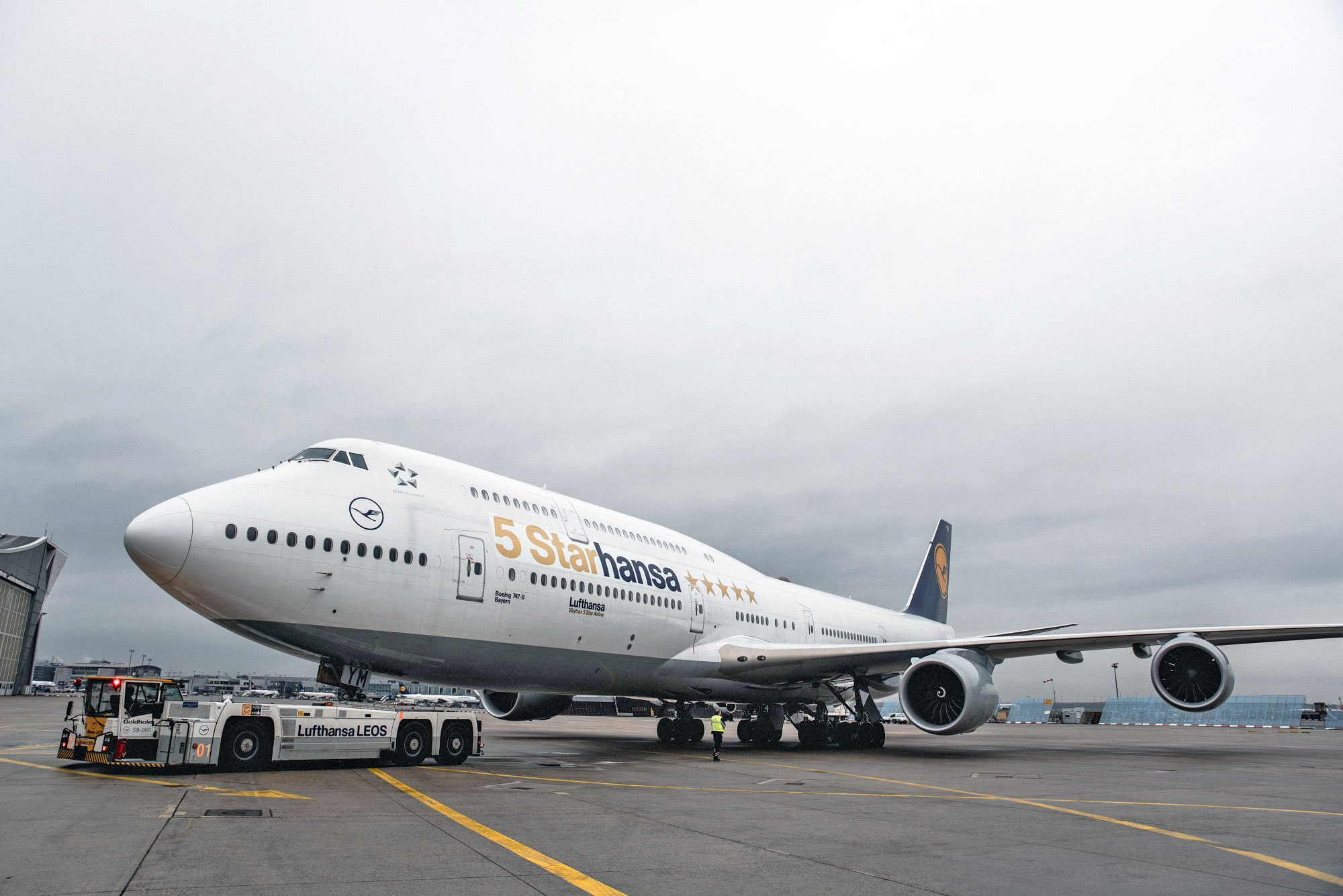 A Lufthansa celebrou a certificação da Skytrax com uma pintura especial no Boeing 737-8 (Divulgação)