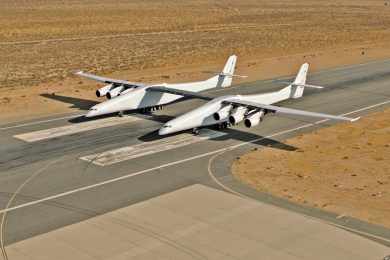 Stratolaunch realiza primeiro táxi até a pista de decolagem