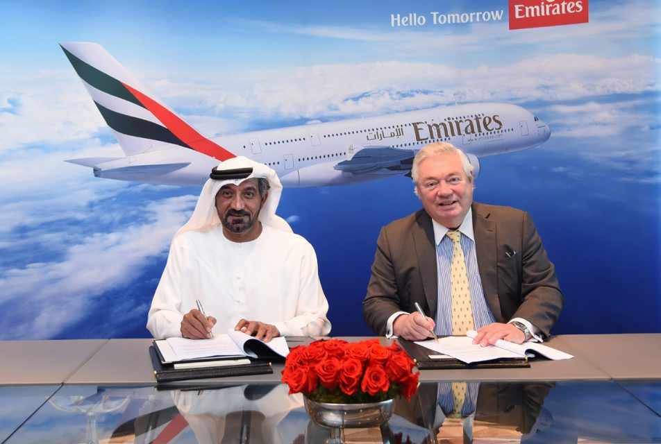 Sheikh Ahmed bin Saeed Al Maktoum, presidente executivo da Emirates ao lado de John Leahy, chefe de operações da Airbus (Airbus)