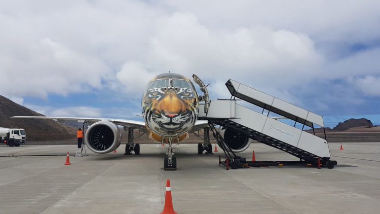 Foto divulgada pela Embraer do E190-E2 "tigre" parado em Santa Helena (Divulgação)