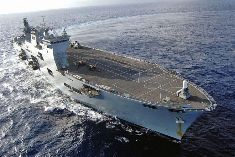 O HMS Ocean pode navegar por mais de 14.000 km sem precisar reabastecer (Divulgação)