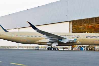 Jato comercial de maior alcance da história, A350ULR sai do hangar
