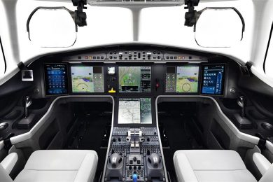 A cabine de comando conta com displays na linha de visão dos pilotos (Divulgação)