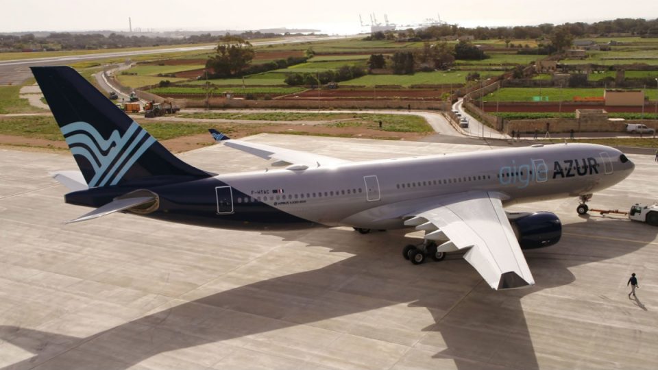 A Aigle Azur opera somente com aeronaves da Airbus - na imagem um dos A330 com a nova pintura da empresa (Aigle Azur)