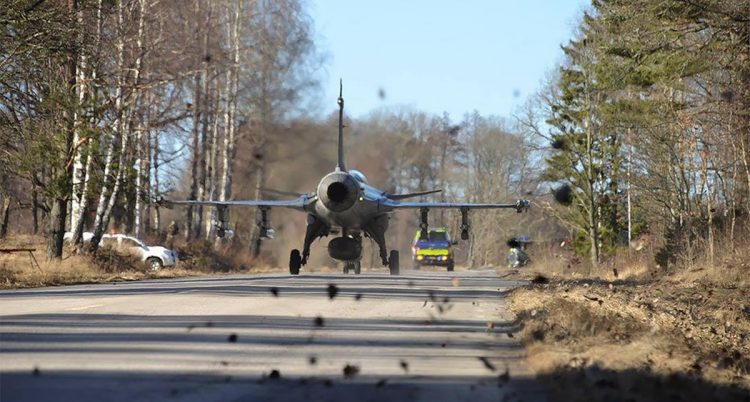 A Saab projetou o Gripen desde o início com capacidade para pousar e decolar a partir de estradas (Divulgação)