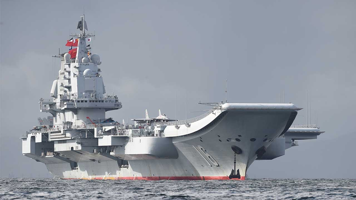 A Marinha da China conta atualmente com um porta-aviões em serviço, o Liaoning (foto), e trabalhar para finalizar um segundo até 2020 (Divulgação)