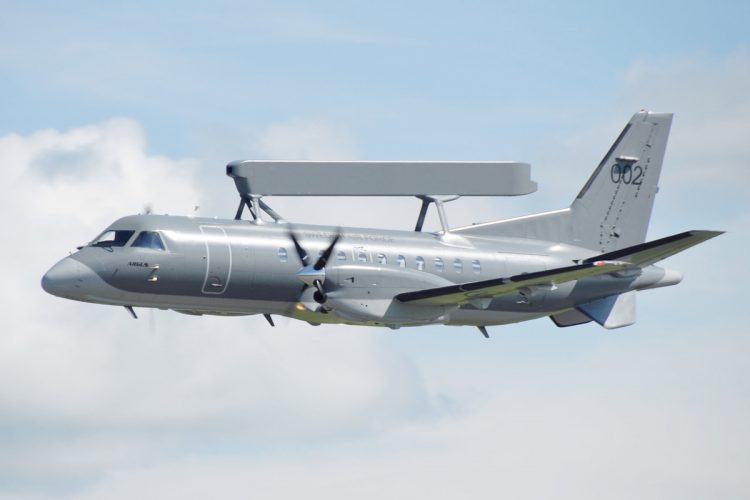 Os Emirados Árabes Unidos já operam o Saab 340 AEW&C, na imagem com as cores da força aérea da Suécia (Gnolam)