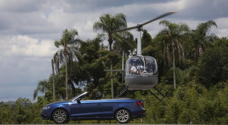 A ação foi realizada com helicóptero Robinson R66 e um conversível da Audi (Goodyear)
