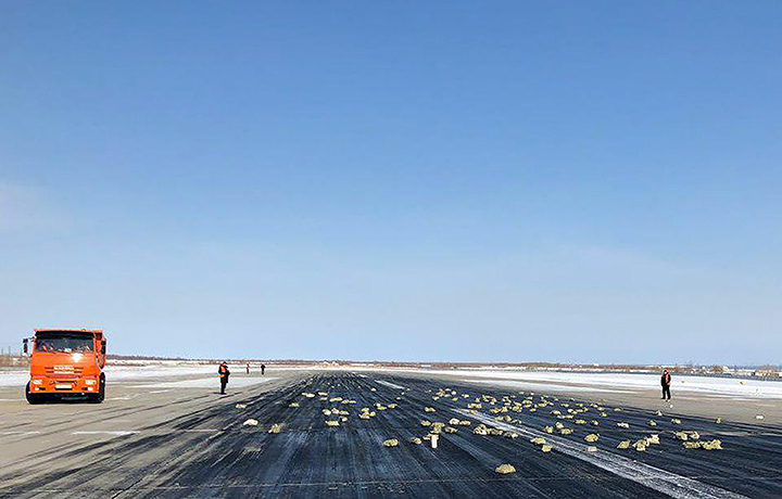 O ouro ficou espalhado pela pista no aeroporto em Yakutsk (Reprodução/Siberian Times)