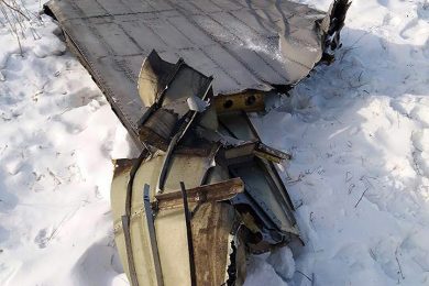 Um pedaço da porta de carga do AN-12 encontrado no aeroporto (Reprodução/Siberian Times)