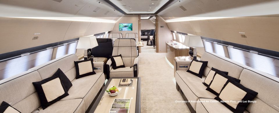 O interior do BBJ MAX pode ser dividido em variados ambientes, como salas e quartos; o avião também possui banheiros com chuveiros (Boeing)