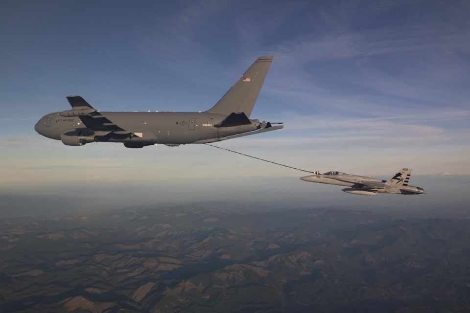 O KC-46 pode reabastecer até 20 caças como o F/A-18 Hornet em apenas um voo (Boeing)