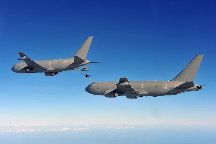 O KC-46 também pode ser reabastecido em voo, o que permite a aeronave voar para qualquer parte do mundo (USAF)
