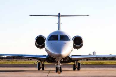 O Legacy 450 é um dos poucos aviões executivos que possui comandos 100% computadorizados (Embraer)