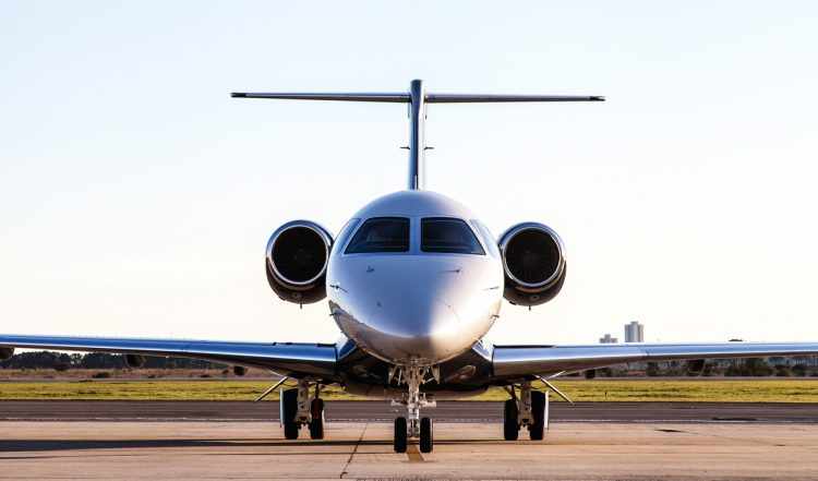 O Legacy 450 é um dos poucos aviões executivos que possui comandos 100% computadorizados (Embraer)