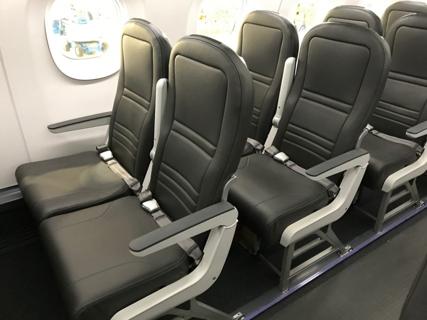 O E190-E2 da Wideroe tem assentos com 29 polegadas de espaço entre os assentos (Thiago Vinholes)