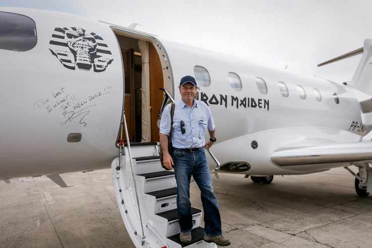 Bruce Dickinson deixou um autografo no Legacy 500 (Embraer)