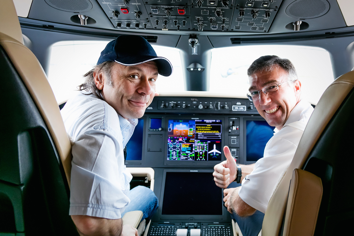 "Piloto-metaleiro": Bruce Dickinson foi até São José dos Campos para voar no Legacy 500 (Embraer)
