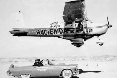 O voo com reabastecimento mais longo da história foi patrocinado pelo Hacienda Hotel, de Las Vegas (historyoflight)
