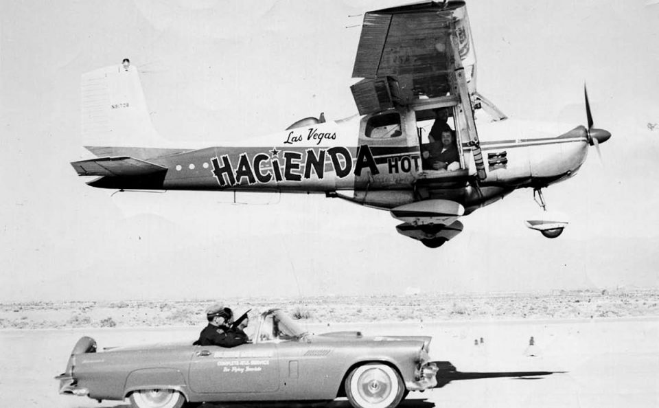 O voo com reabastecimento mais longo da história foi patrocinado pelo Hacienda Hotel, de Las Vegas (historyoflight)