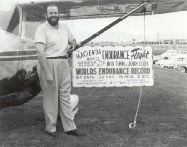 Bob Timm ao lado do lendário Cessna; o piloto morreu em 1975