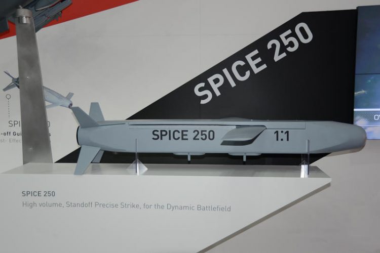 Caças podem levar até quatro bombas Spice 250 e cada cabide de armamentos (Poder Aéreo)