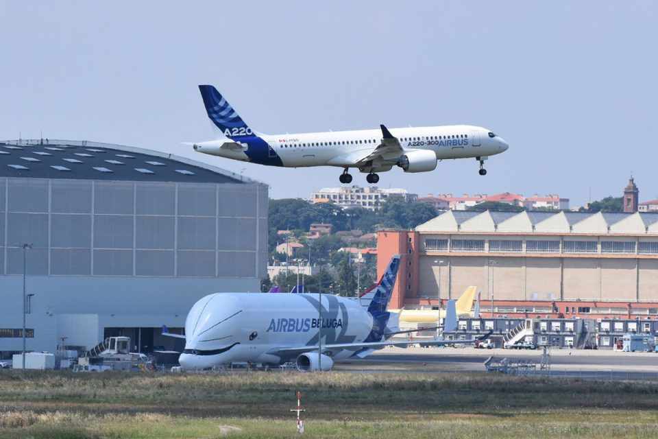 A220 voando próximo ao novo cargueiro BelugaXL (Airbus)