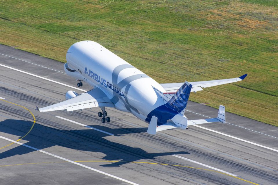 Uma das exigências para o BelugaXL foi a capacidade de transportar duas asas de A350 (Airbus)