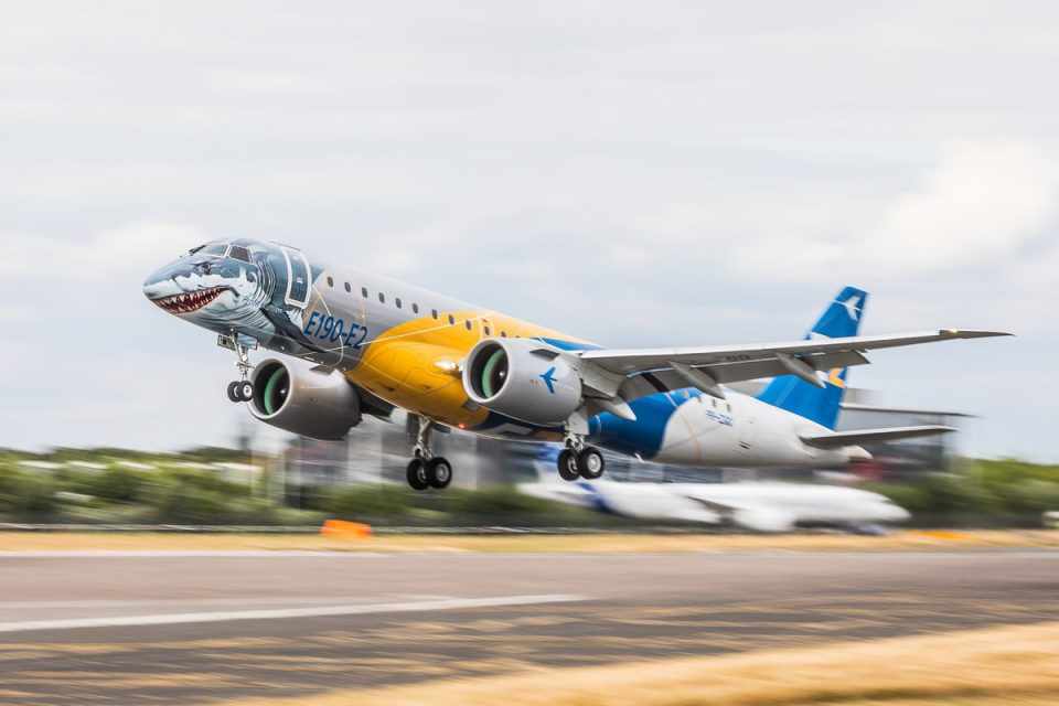 A Embraer exibiu o E190-E2 em Farnborough com uma pintura especial (Embraer)