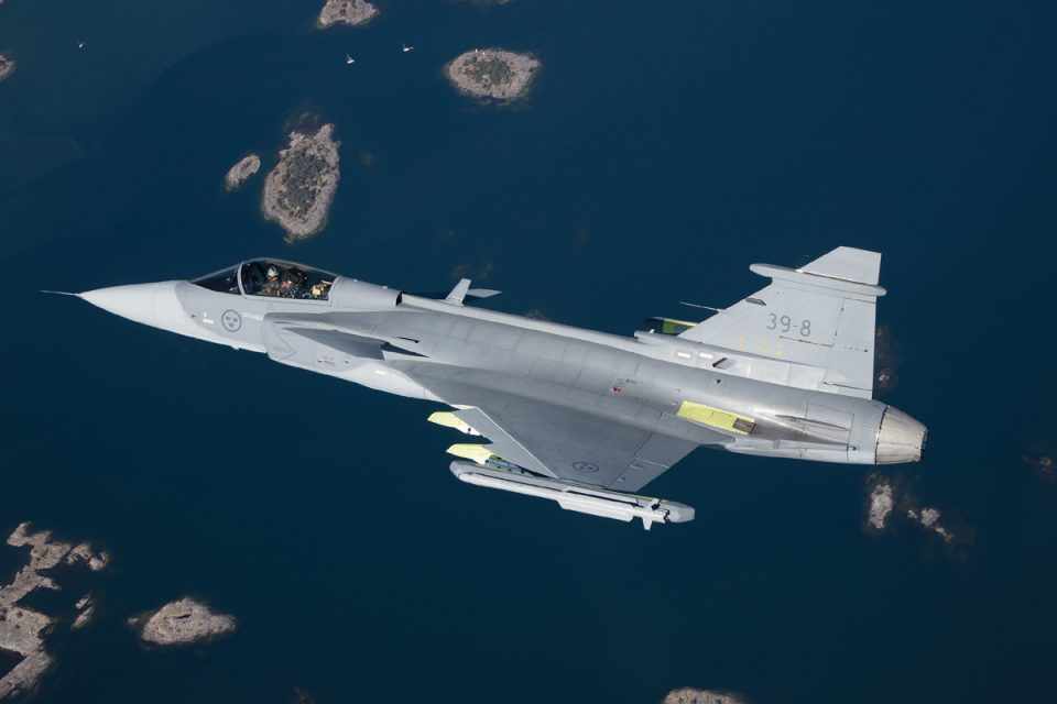 O Gripen NG voou com um míssil IRIS-T, uma das armas que vai equipar a versão do caça encomendada pela FAB (SAAB)