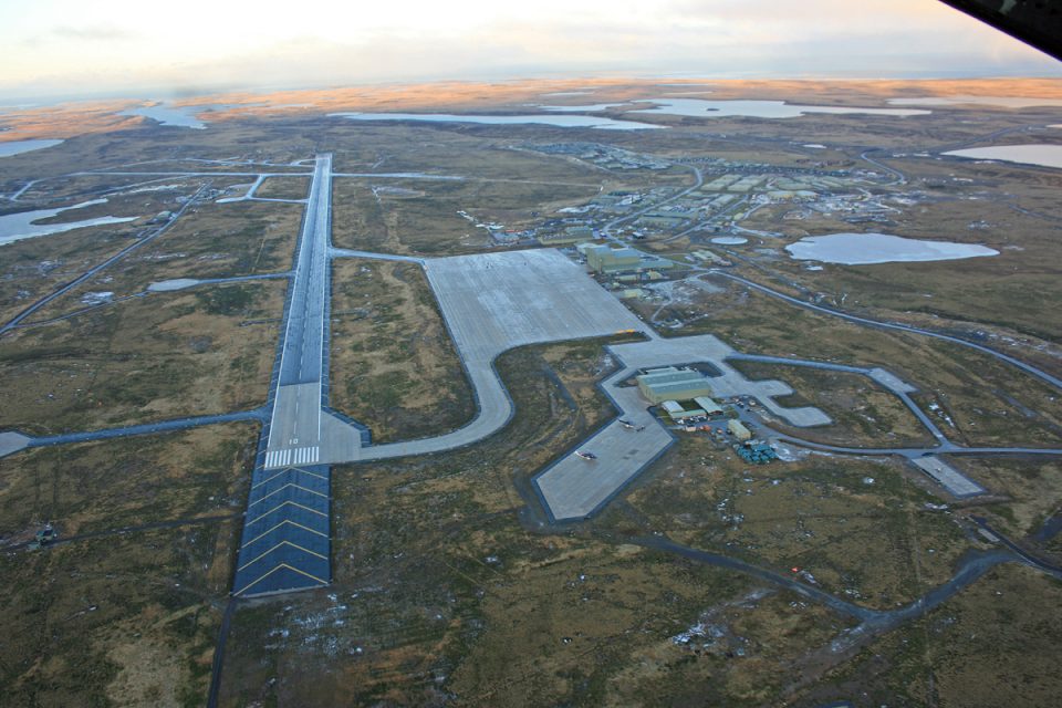 O aeroporto de Mount Pleasant também é uma base aérea da RAF (Mount Pleasant Airport)