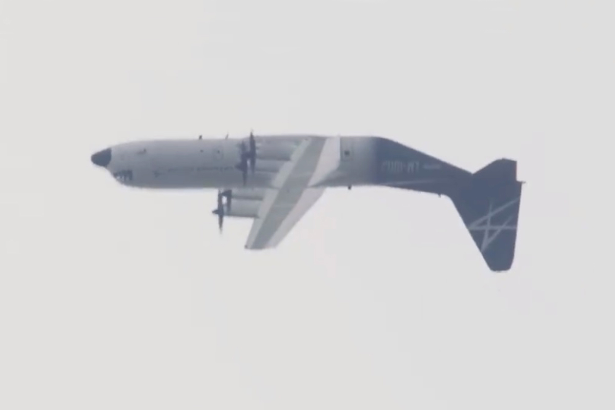 Já viu um Hercules fazer isso? O modelo exibido na Inglaterra é o LM-100J, versão civil do C-130 (@LockheedMartin)