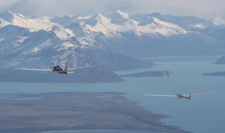 O Perlan 2 decola e ganha altitude com a ajuda de um avião rebocador (Airbus)