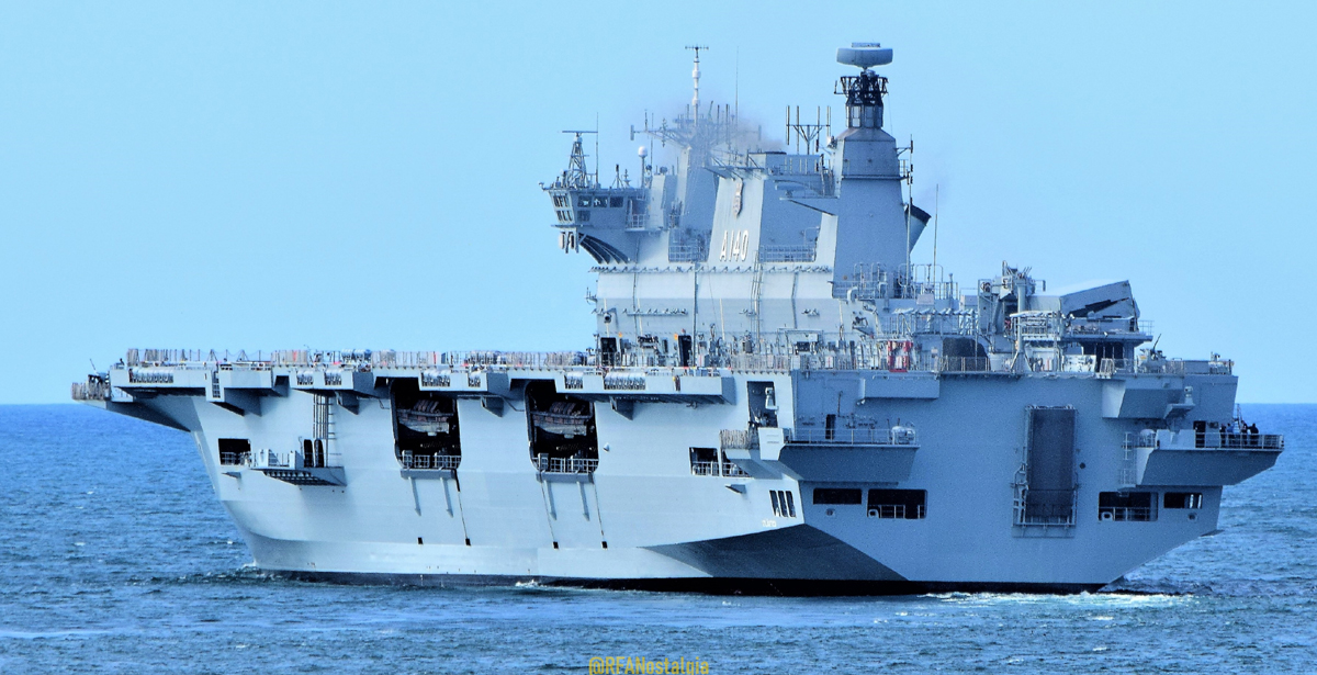 PHM Atlântico fotografado deixando a base naval de Devonport, no Reino Unido (Barry Dixon/@RFANostalgia)