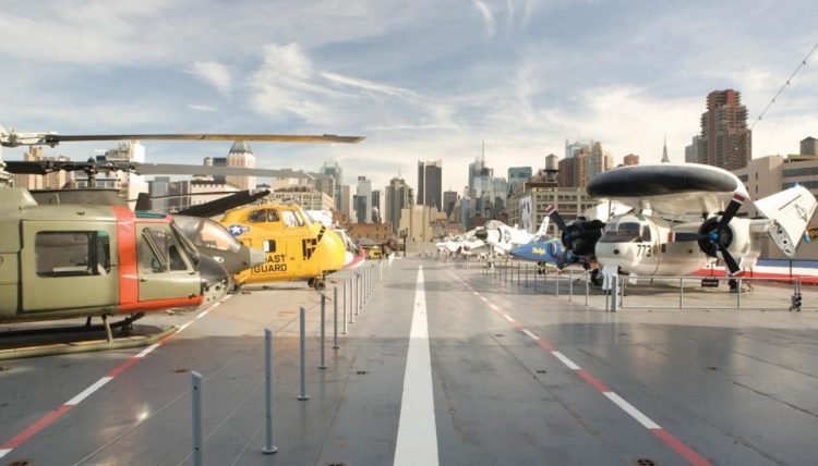 O acervo de aeronaves expostas no USS Intrepid, em Nova York, é renovado com frequência (luxurylaunches)