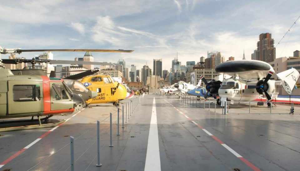 O acervo de aeronaves expostas no USS Intrepid, em Nova York, é renovado com frequência (luxurylaunches)