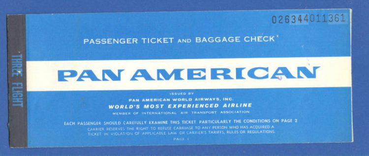 Foi-se o tempo da passagens aéreas em belos encartes. Antigos exemplares são vendidos como relíquias (Ebay)
